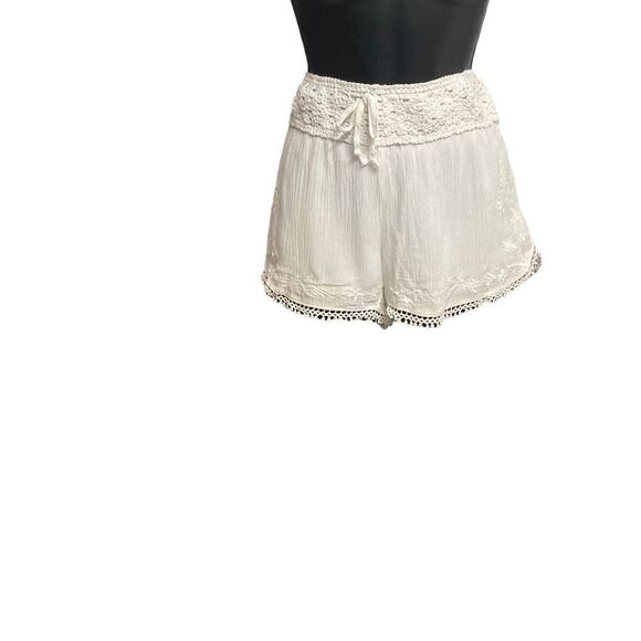 RUE 21 Women’s White Crepe Floral Crochet Shorts Size Small - Picture 3 of 11